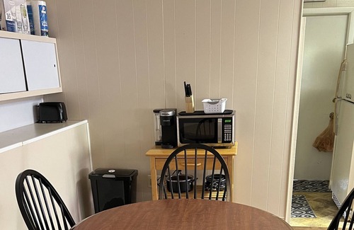 Ashtabula Apartment | Cozy little studio apt within 2 miles of lakeshore park!