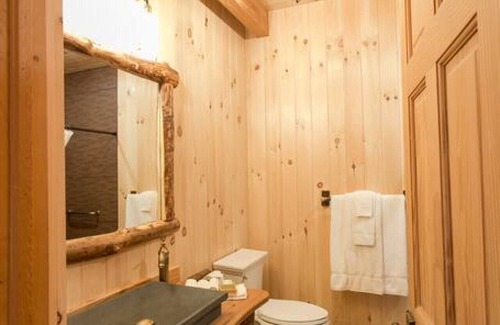 Millersburg Apartment | Cozy Lodge Fireplace Suite in Ohio's Amish Country