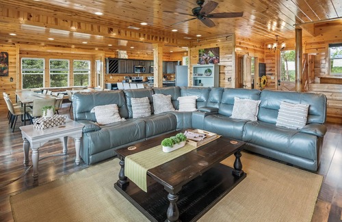 Frenchburg Cabin | Cozy lodge sitting high in the sky, overlooking Red River Gorge Geological Area!
