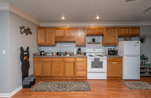 Big Chimney Apartment | Cozy loft in private country setting 5 mins from downtown, Pet Friendly