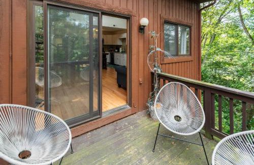 Vernon Apartment | Cozy Loft Near Lake Trails and Mountain Views