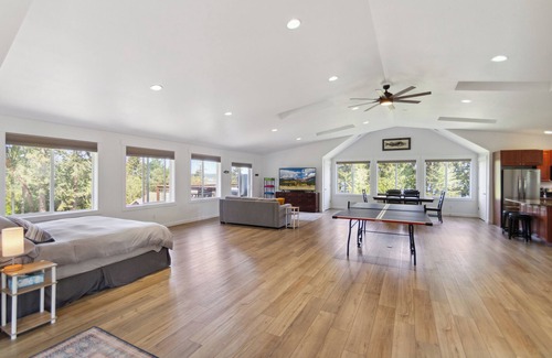 Adelma Beach House | Cozy loft with water view and saltwater hot tub