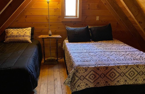 Scottsboro Cabin | Cozy Log Cabin 1/2 mile from Mink Creek Boat Ramp ~ WIFI ~ Pet Friendly