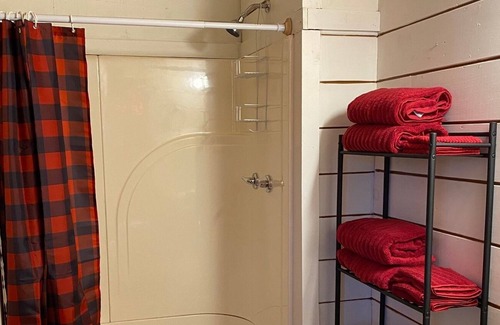 Scottsboro Cabin | Cozy Log Cabin 1/2 mile from Mink Creek Boat Ramp ~ WIFI ~ Pet Friendly