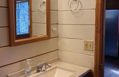 Scottsboro Cabin | Cozy Log Cabin 1/2 mile from Mink Creek Boat Ramp ~ WIFI ~ Pet Friendly