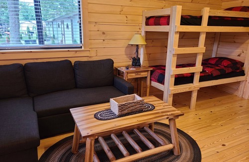 White Cabin | Cozy Log Cabin #7. Minutes from Seven Springs and Hidden Valley!