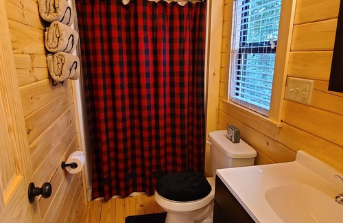 White Cabin | Cozy Log Cabin #7. Minutes from Seven Springs and Hidden Valley!