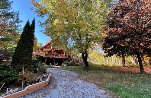 Bethany Cottage | Cozy Log Cabin an hour from Toronto