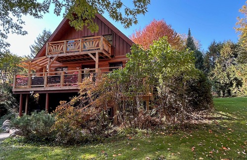 Bethany Cottage | Cozy Log Cabin an hour from Toronto