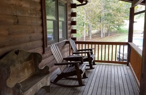 Slatyfork Farm Cabin | Cozy Log Cabin Close to Snowshoe, 2 Bedrooms and a Loft