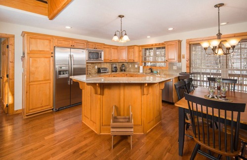 Charter Hills Cabin | Cozy Log Cabin, Deck & Fireplace, A/C, Grill