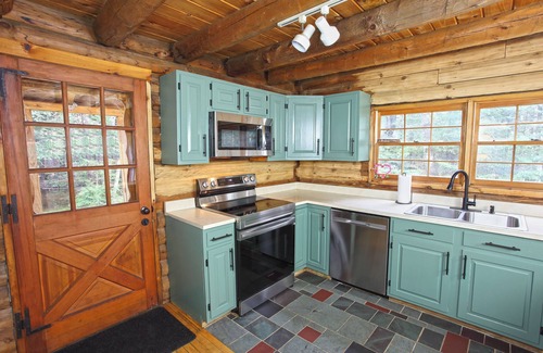 West Halifax Cabin | Cozy Log Cabin - Dog Friendly