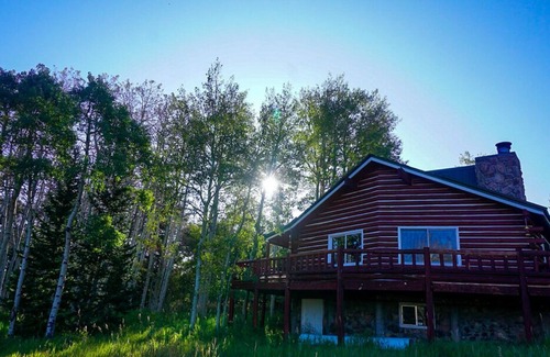 Kremmling Cabin | Cozy log cabin getaway