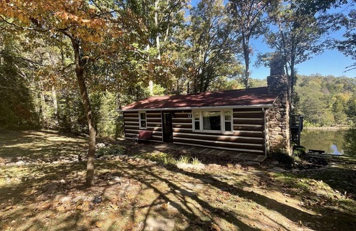 Luray Cabin | Cozy log cabin~hot tub~fireplace~waterfront~firepit~ Pets welcome!
