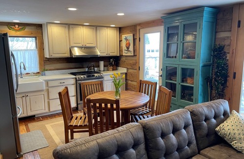 Alpine Northwest House | Cozy log cabin in Alpine close to lake with water views!