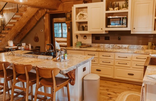 Kingsburg Cabin | Cozy Log Cabin in Kingsburg