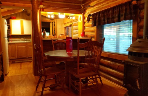 Monroe Cabin | Cozy Log Cabin in peaceful wooded surroundings