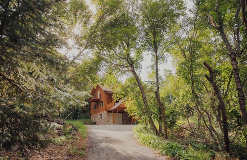 Sundance Cabin | Cozy log cabin in Sundance Resort neighborhood that sleeps 20+