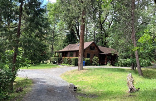 Murphy Cabin | Cozy Log Cabin in the Applegate Valley