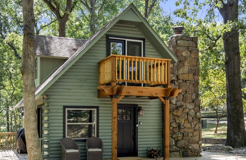 Afton Cabin | Cozy log cabin on Monkey Island. See description for golf cart rentals!