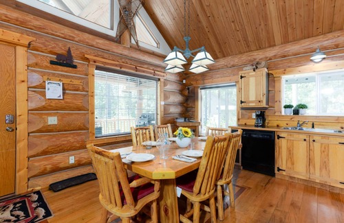 Oregon Water Wonderland House | Cozy Log Cabin on Quiet Cul-de-sac, Trails, River Nearby, 3 Mi from Sunriver, Covered Front Porch