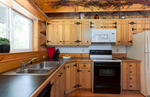 Oregon Water Wonderland House | Cozy Log Cabin on Quiet Cul-de-sac, Trails, River Nearby, 3 Mi from Sunriver, Covered Front Porch