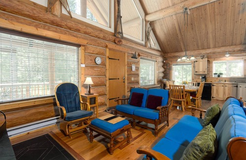 Oregon Water Wonderland House | Cozy Log Cabin on Quiet Cul-de-sac, Trails, River Nearby, 3 Mi from Sunriver, Covered Front Porch