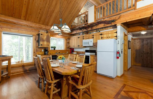 Oregon Water Wonderland House | Cozy Log Cabin on Quiet Cul-de-sac, Trails, River Nearby, 3 Mi from Sunriver, Covered Front Porch