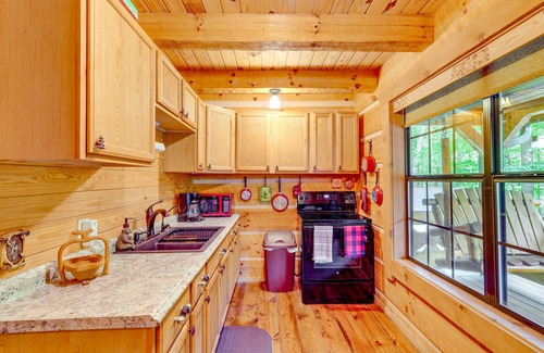 Bean Station Cabin | Cozy Log Cabin on 11 Acres: 3 Mi to Cherokee Lake!