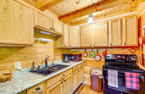 Bean Station Cabin | Cozy Log Cabin on 11 Acres: 3 Mi to Cherokee Lake!