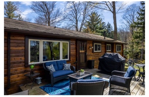 Beamsville Cabin | Cozy Log Cabin overlooking a beautiful vineyard along the wine trail 🍇