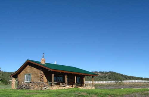 Tierra Del Oro Cabin | Cozy Log Cabin, Unbeatable Views, Skiing, Pet Friendly!