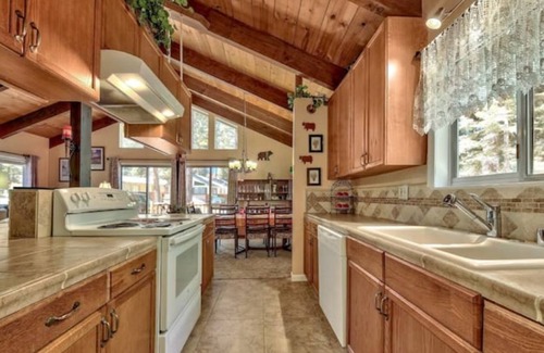 Pioneer Trail House | Cozy Log Cabin -near trails, Lake & Ski Resort