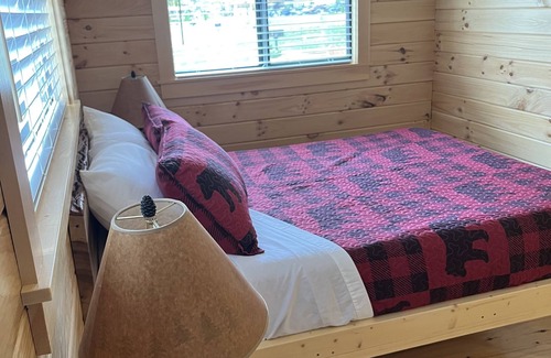 White Cabin | Cozy Log Cabin w/Loft #13. Minutes from Seven Springs and Hidden Valley!