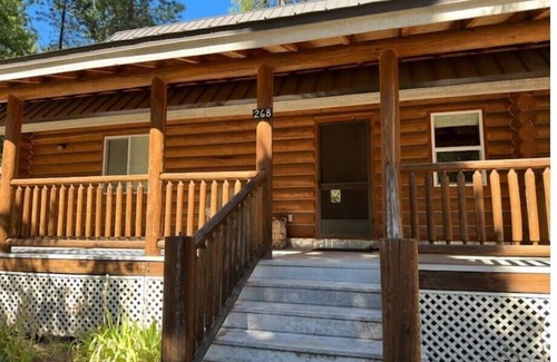 Coffee Creek Cabin | Cozy Log Cabin with private access to the Trinity River!