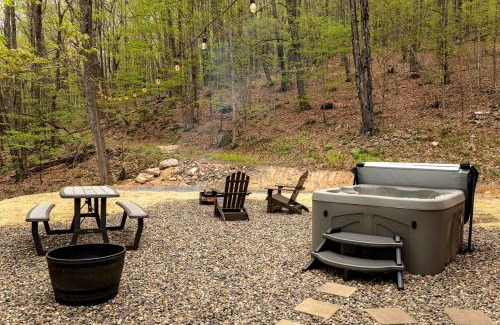 Allegheny Mountains House | Cozy Log Cabin with a Hot Tub near Seneca Rocks, West Virginia - Perfect for a Romantic Glamping Getaway to the Mountains