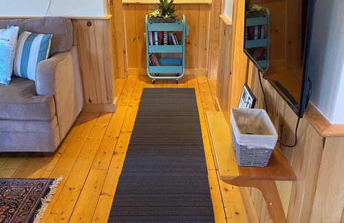 Rockport Cabin | Cozy log cabin with convenient Rockport location; pet friendly!