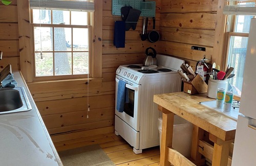 Rockport Cabin | Cozy log cabin with convenient Rockport location; pet friendly!
