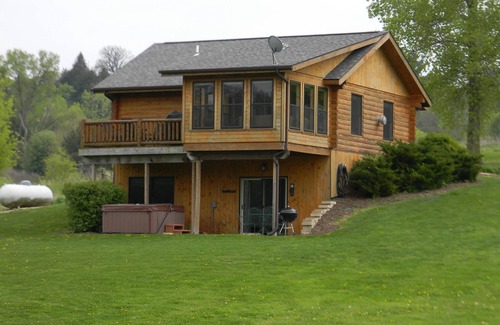 Dubuque Cabin | Cozy Log Cabin with Hot Tub & Only 5 Miles from Downtown!