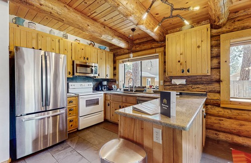 Oregon Water Wonderland Cabin | Cozy log cabin with wrap-around porch, Hot tub Loft space, Washer & Dryer