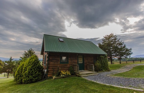 Lexington Cabin | Cozy Log Cabins close to VMI, W&L,VHC & downtown historic Lexington.Dog friendly