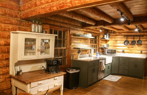 Flora House | Cozy Log Home on a Scenic Alpaca Farm
