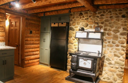 Flora House | Cozy Log Home on a Scenic Alpaca Farm
