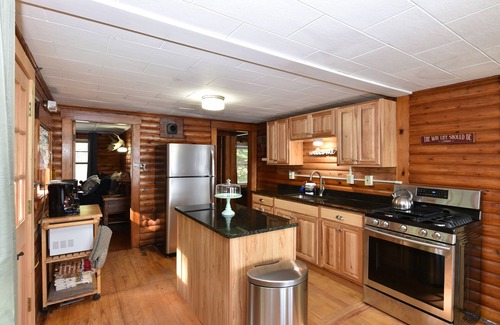 Lakeville Cabin | Cozy Log Lodge w/firepit on Bottle Lake,super close to ATV roads, fishing,hiking