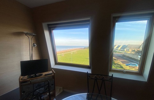 Bernieres-sur-Mer Apartment | Cozy love cocoon of 34 m² direct access to the sea