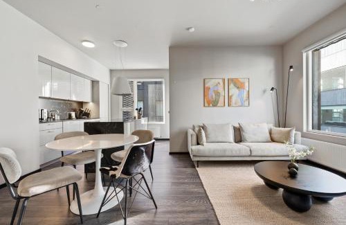 Downtown Apartment | Cozy Lux 2BR & 2BA City Center with Free Parking