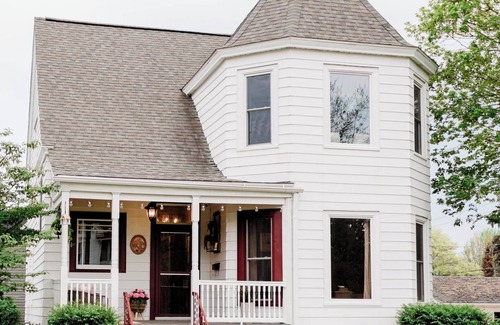 Baraboo House | Cozy Luxe Retreat| High-End Design w/outdoor fire pit WI Dells, Cascade MT, Devils Lake