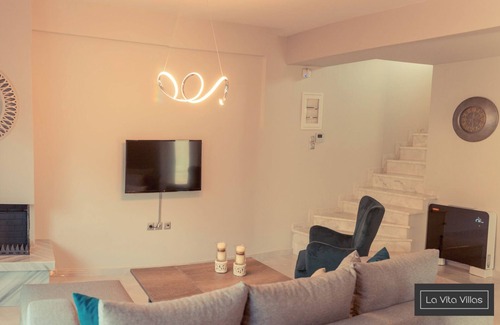 Mytikas Villa | Cozy, Luxurious and Poolside Three Bedroom Villas Minutes From the Beach