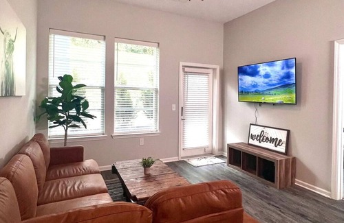 Covington Apartment | Cozy Luxury Apt design w/pool & Cincinnati view