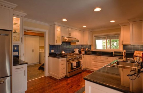 Upper Kingsbury House | Cozy Luxury Cabin Hot Tub, Views, Steam Shower, Trails 5 min to Town & Beaches